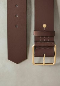 Unselected, mocha brown