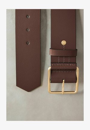 Brauner Ledergürtel mit einer goldenen Metallschnalle, fünf Lochstichen und kontrastierendem Nähen. Das Ende hat ein verjüngtes Design.