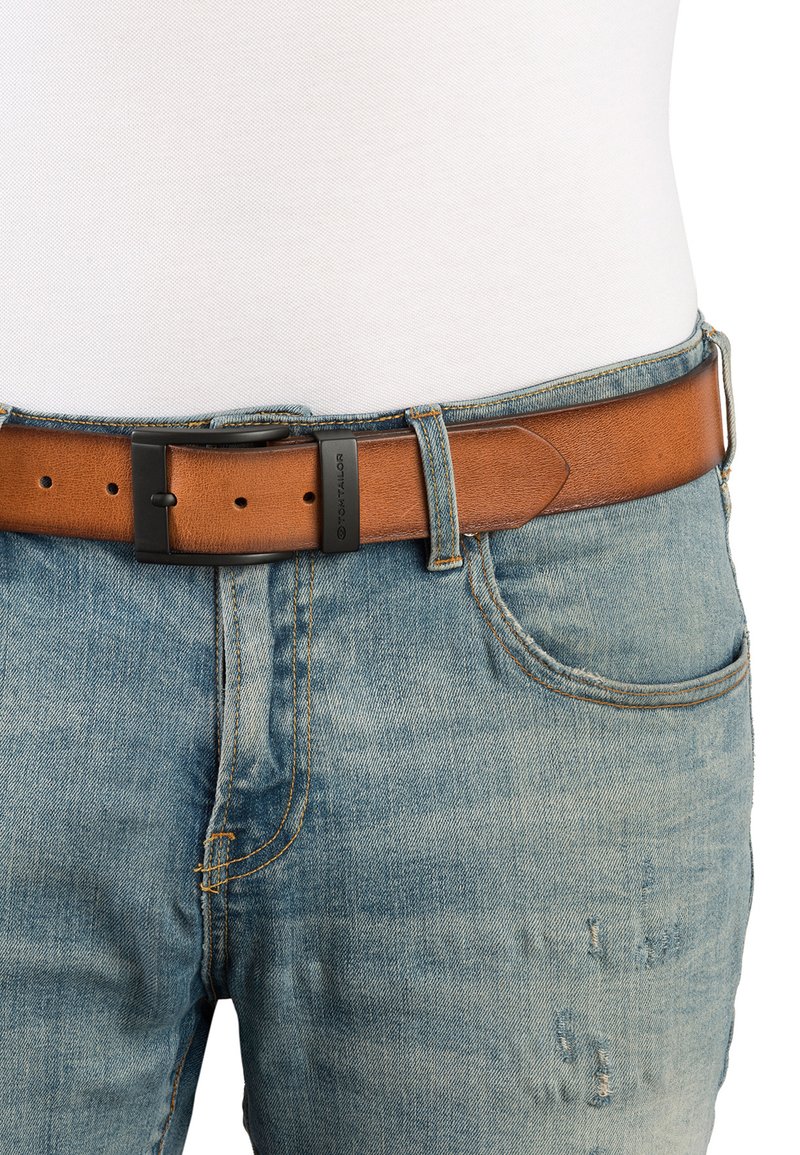 Ceinture en cuir marron avec une boucle en métal noir mat, dotée de plusieurs trous d'ajustement, assortie à un jean en denim bleu clair.