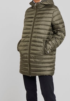 Olivenfarvet pufferjakke med horisontal quiltet design, frontlynlås og hætte; har sidelommer og elastiske manchetter.