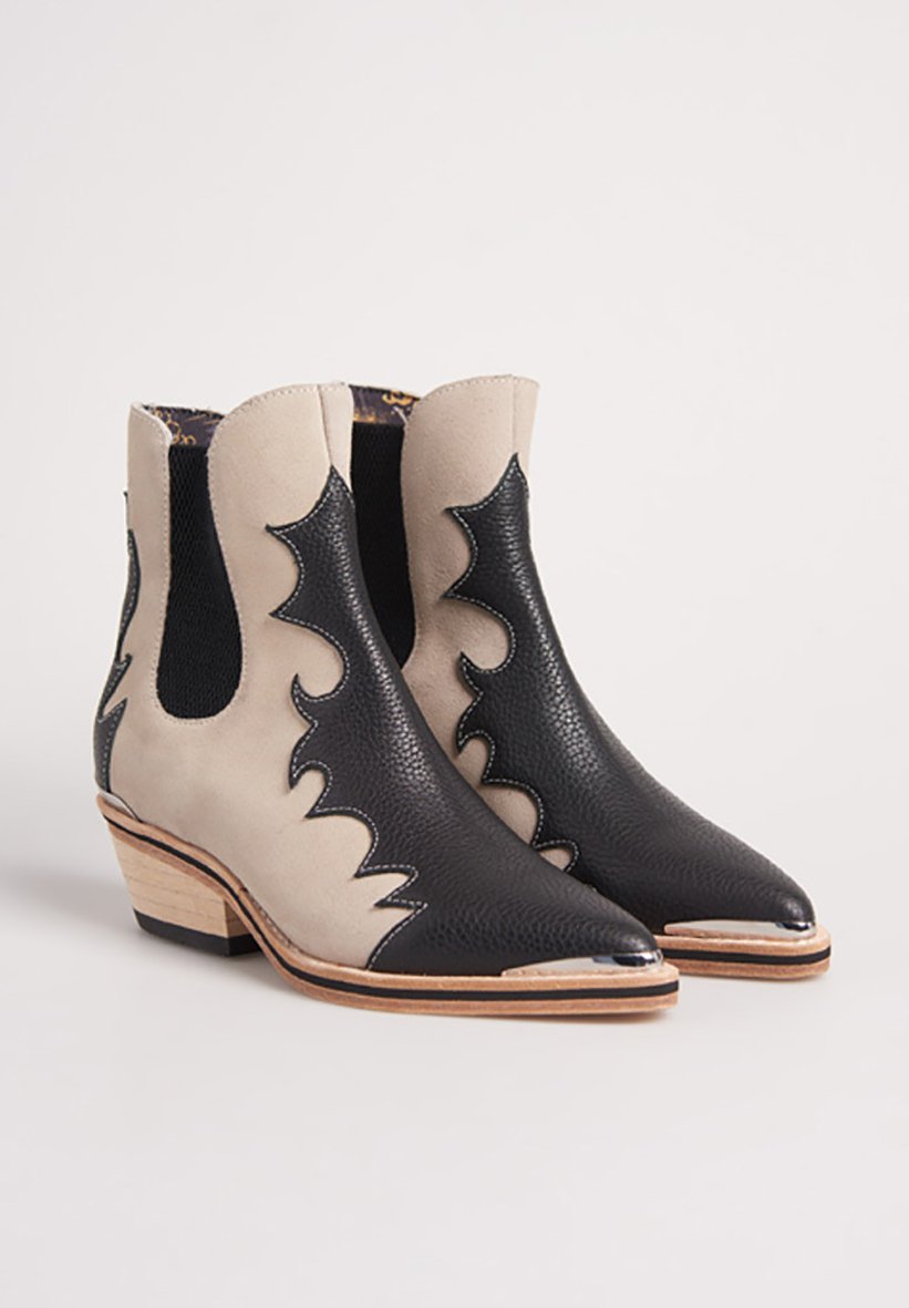 DRY FLAME - Ankle boots - ecru black 
