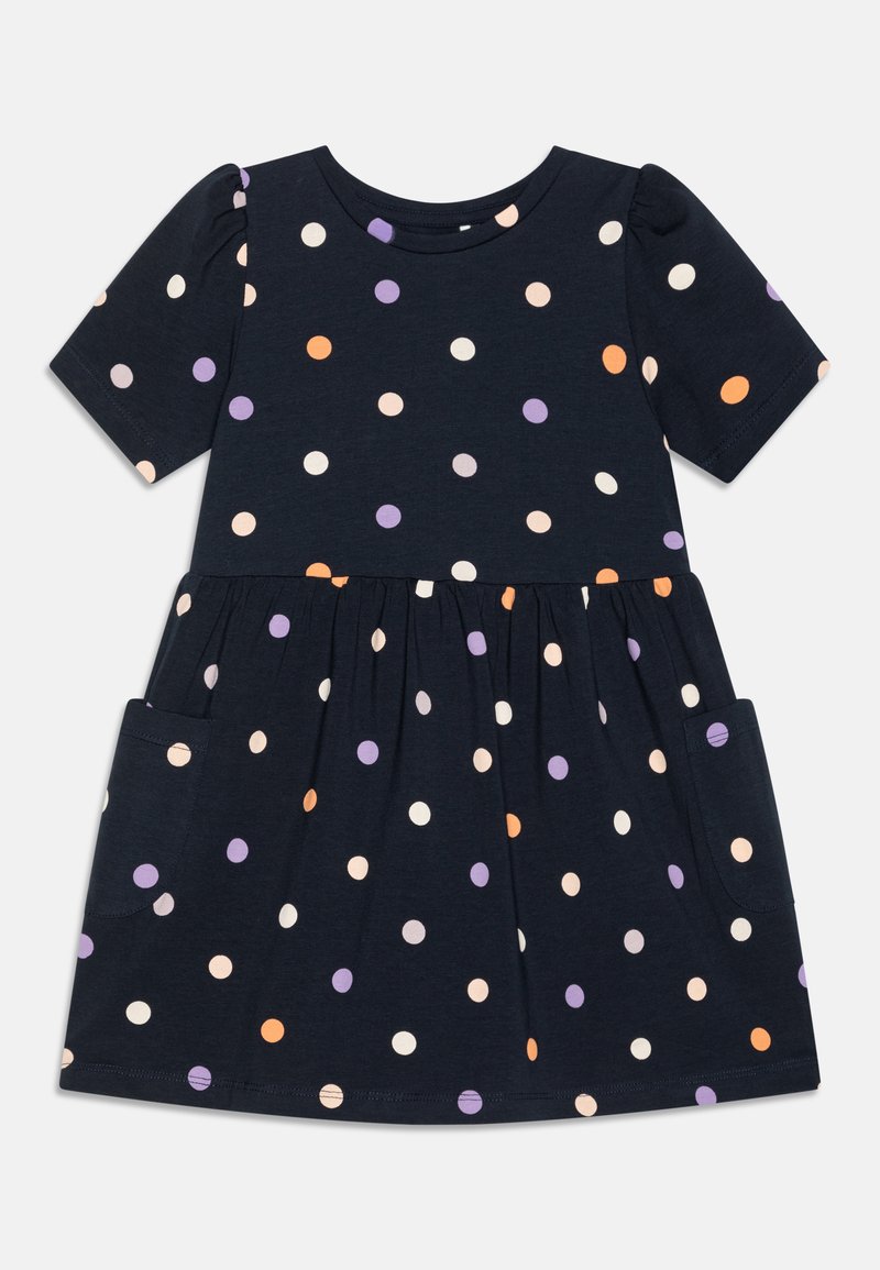Marineblå bomullskjole med korte pufferm, med en utsvingt skjørt og lyse dots i lilla, oransje og krem. Inkluderer sidelommer.