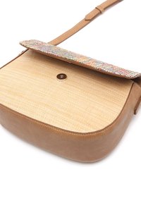 Torebka crossbody z brązowym skórzanym dnem, plecionym beżowym przodem, kolorową plecioną klapą i zapięciem na magnes na białym tle.