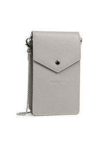 Piccola borsa a tracolla in pelle grigia texture, con pattina anteriore, bottone a pressione argentato e sottile tracolla in catena argentata.