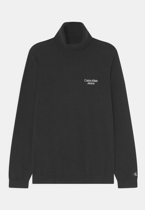 Czarny, długi sweter z wysokim golfem, z logo „Calvin Klein Jeans” na piersi oraz małym logo „cK” na mankiecie lewej rękawa.