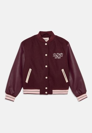 Veste universitaire bordeaux avec poignets, poches, boutons rayés beige et texte blanc « Los Angeles College club est 1995 » sur la poitrine gauche.