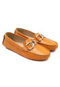 Orangefarbene Leder-Lederschuhe mit Krokodilstruktur, ausgestattet mit einem silbernen Kettendetail an der Vorderseite und gestickten Akzenten rund um die Sohle.