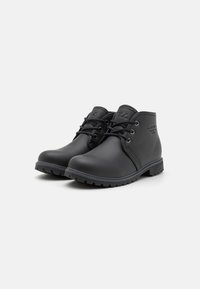 Mustad mustad nahast ankle saapad, millel on nööridega disain, ümar varvas ja tekstureeritud kummist talla. Logo on tõstetud külje peal.