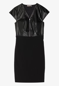 Svart klänning med kort ärm, överdel i konstläder med V-ringning och dragkedja fram, samt en figurnära enfärgad svart kjol.