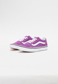 Lila mockasinsneakers med vita snören och en vit sidstrimma, med gummisula och svarta detaljer längs basen.