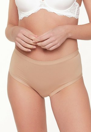 Beige hoge taille slipjes gemaakt van zachte stof met een gladde textuur en een brede elastische tailleband voor comfort en bedekking.
