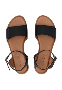 Černé kožené sandály se širokým páskem přes prsty a přezkou kolem kotníku, s hnědou stélkou a plochou podrážkou.