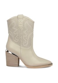 Beżowe skórzane botki za kostkę z wydłużonym noskiem, perforowanym wzorem kwiatowym i 3-calowym, zdobionym drewnianym obcasem. Posiadają metaliczny akcent na nosku.