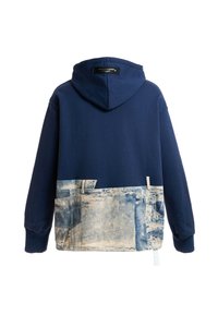 Sudadera azul marino con un estampado de estilo denim desteñido en la parte inferior, que presenta lazos para cinturón y un diseño de bolsillo trasero.