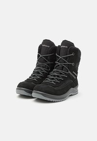 Scarpe da trekking nere con tomaia in suede e sintetico, lacci testurizzati, colletto imbottito e suola in gomma grigia robusta.