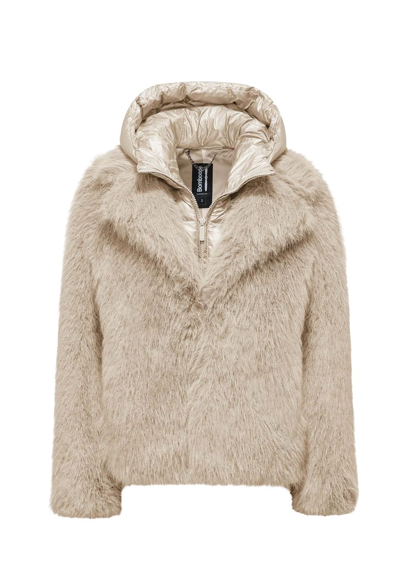 Beige nepbontjack met een glanzende, gewatteerde capuchon. Voorzien van een rits aan de voorkant, een brede kraag en een zacht, gestructureerd materiaal. Casual en warme uitstraling.
