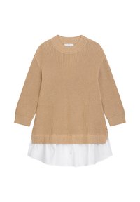 Beiger Strickpullover mit langen Ärmeln und gerippten Bündchen, über einem weißen Hemd mit abgerundetem Saum getragen. Strukturierter Stoff mit lockerer Passform.
