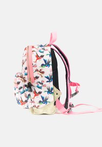 Rugzak met een patroon van roze stof met kleurrijke vogels, zwarte gaaszijden, roze banden en een beige gestructureerde onderkant. Dubbele ritsen.