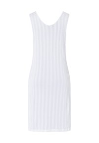 Vestido blanco sin mangas con una textura acanalada y rayas verticales, con un escote redondeado y una silueta recta.