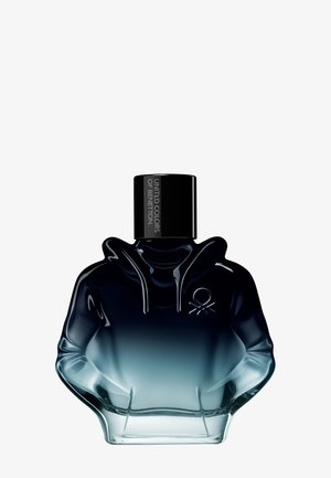 Flacon de parfum en forme de sweat à capuche noir et bleu avec les mains dans les poches et un bouchon noir estampillé « United Colors of Benetton ».
