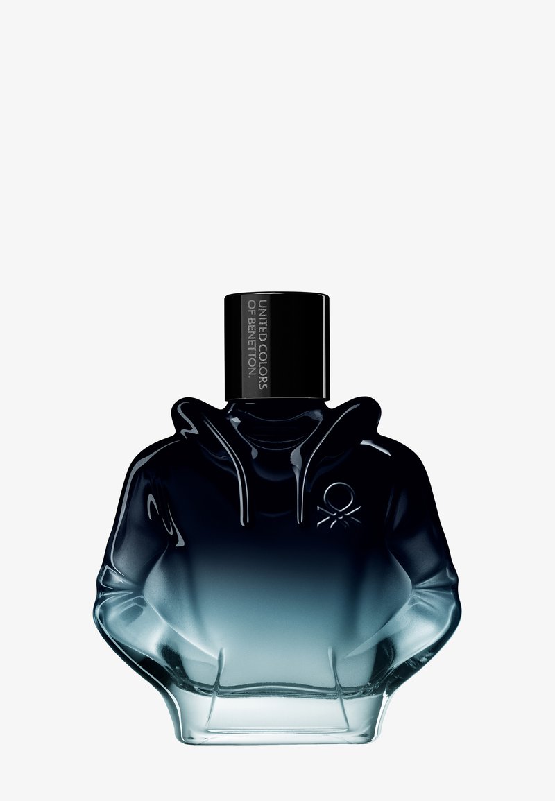 Parfume flaske formet som en sort og blå hættetrøje med hænder i lommerne og en sort låg med påskriften "United Colors of Benetton."