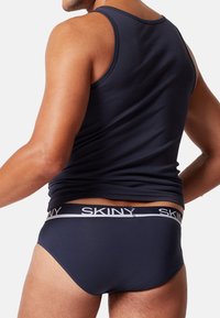 Marineblauw tanktop met slim fit; bijpassende marineblauwe slipjes met een SKINY logo tailleband. Gemaakt van zachte, rekbare stof, ontworpen voor comfort.