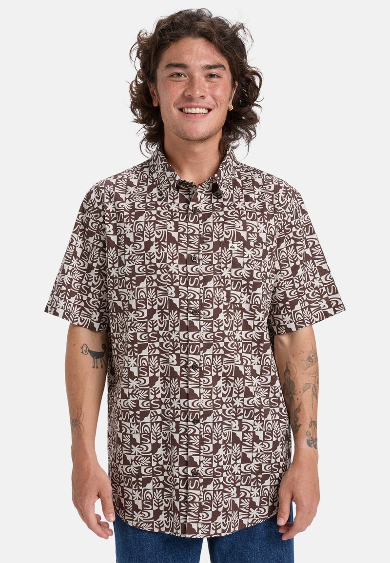 Korte mouwen shirt met een bruin en wit geometrisch patroon; heeft een button-down kraag en een borstzak, gemaakt van lichtgewicht stof.