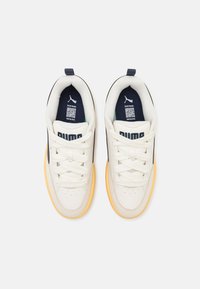 Puma PARK LIFESTYLE UNISEX - Gördeszkacipők - warm white/club navy/alpine snow