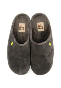 Chaussons gris en peluche avec une forme arrondie. Texture douce, comportant un petit accent jaune sur le côté et une étiquette indiquant "hot POTATOES!" à l'intérieur.