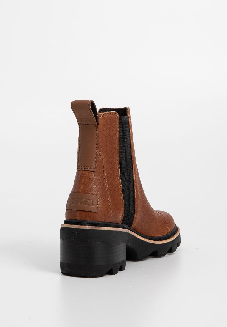 Braunes Leder-Stiefeletten mit elastischen seitlichen Einsätzen, einer Zuglasche und einer robusten schwarzen Gummisohle mit leichtem Absatz.