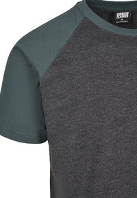 Szara koszulka z krótkim rękawem z ciemnozielonymi raglanowymi rękawami, wykonana z mieszanki bawełny, z okrągłym dekoltem i gładką fakturą.