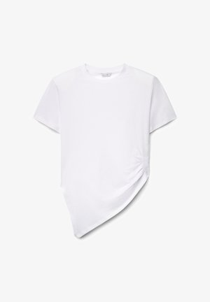 T-shirt bianca a maniche corte con scollo rotondo e orlo asimmetrico raccolto con arricciatura laterale sul lato destro.