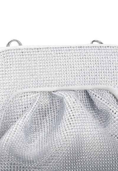 Borsa bianca con superficie testurizzata decorata con piccole pietre di strass argentate, eleganti dettagli in satin e un design in tessuto arricciato.