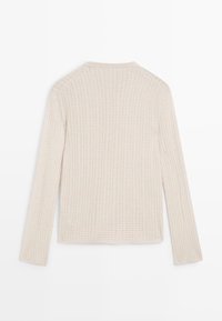 Pull rose clair à manches longues avec un motif gaufré texturé. Présente un col rond et un ourlet droit, mettant en valeur des lignes épurées.
