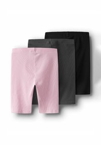 Tri par slim-fit kratkih hlača u ružičastoj, tamnosivoj i crnoj boji, izrađenih od rebrastog materijala s elastičnom gumicom.