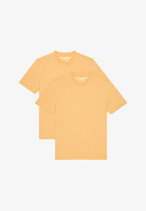 Twee T-shirts met korte mouwen in lichtgeel, gemaakt van zachte stof met een ronde halsontwerp en een label met de merknaam aan de binnenkant van de kraag.
