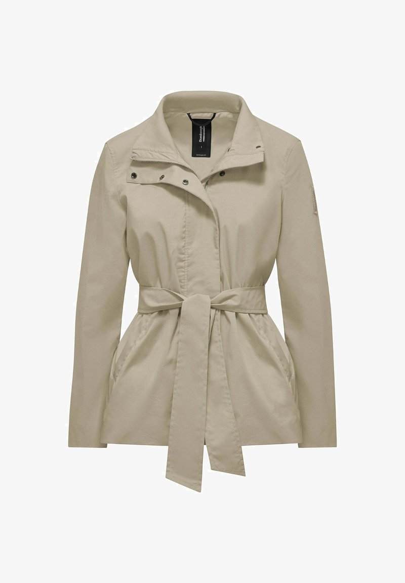 Giacca leggera beige con collo alto, cerniera frontale e bottoni a pressione, cintura in vita e tasche laterali.