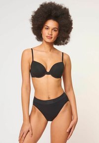 Schwarzes Dessous-Set mit einem gepolsterten Unterbrust-BH mit verstellbaren Trägern und hochgeschnittenem Slip, beide in einem glatten, matten Finish.