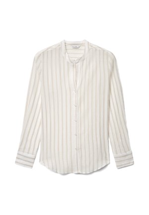 Camicia bianca a maniche lunghe con sottili righe verticali beige e piccolo colletto alla coreana, distesa su sfondo bianco.