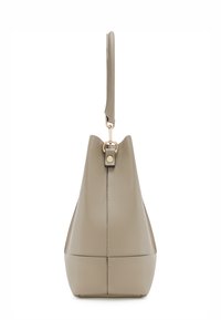 Sac à épaule en cuir beige avec une forme structurée, doté d'une courte poignée et d'un fermoir en métal doré. Fini texturé et design sans couture.
