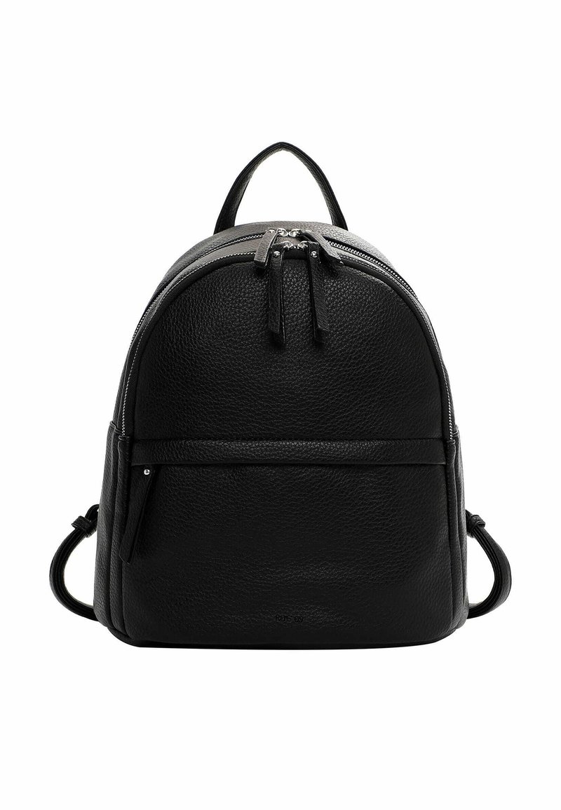 Mochila de cuero negro con forma redondeada, superficie texturizada, cierre de doble cremallera, asa superior y correas laterales ajustables.