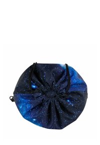 Ronde trekkoordtas met een galaxieprint in donkere blauwe en zwarte tinten, gladde stof en een geplooide textuur aan de bovenkant.