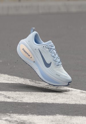 Nike Performance, VOMERO PLUS - Cestná bežecká obuv - white/mystic navy/aluminum/football grey/barely orange/hydrogen blue