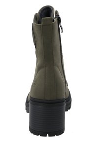 Botines color verde oliva con un exterior texturizado, cremallera lateral y un tacón de goma negro. Suela gruesa con un patrón estriado para mayor agarre.