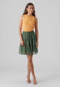 Vero Moda VMSMILLA SHORT FRILL SKIRT - A-line skjørt - laurel wreath