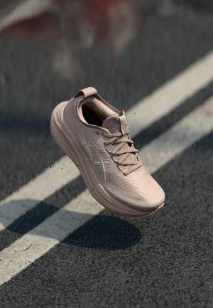 GEL NIMBUS 27 - Zapatillas running asfalto - fawn/birch