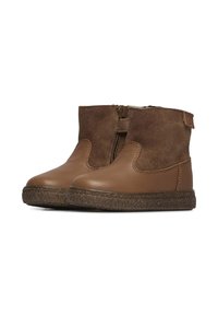 Botines de cuero marrón con parte superior de ante, cremallera lateral para el cierre y suela de goma texturizada; presenta acentos de costura a lo largo de los bordes.