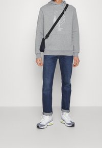 CLOSURE London Jersey con capucha - mottled grey
