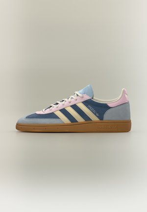 Adidas sneaker i blå, lyserød og creme med gummisål, med tre cremefarvede striber og teksten "SPEZIAL" på siden.