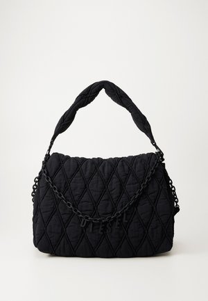 Černá prošívaná kabelka přes rameno s polstrovanou rukojetí a dekorativním řetězem, na předním klopě s písmeny "DIESEL".